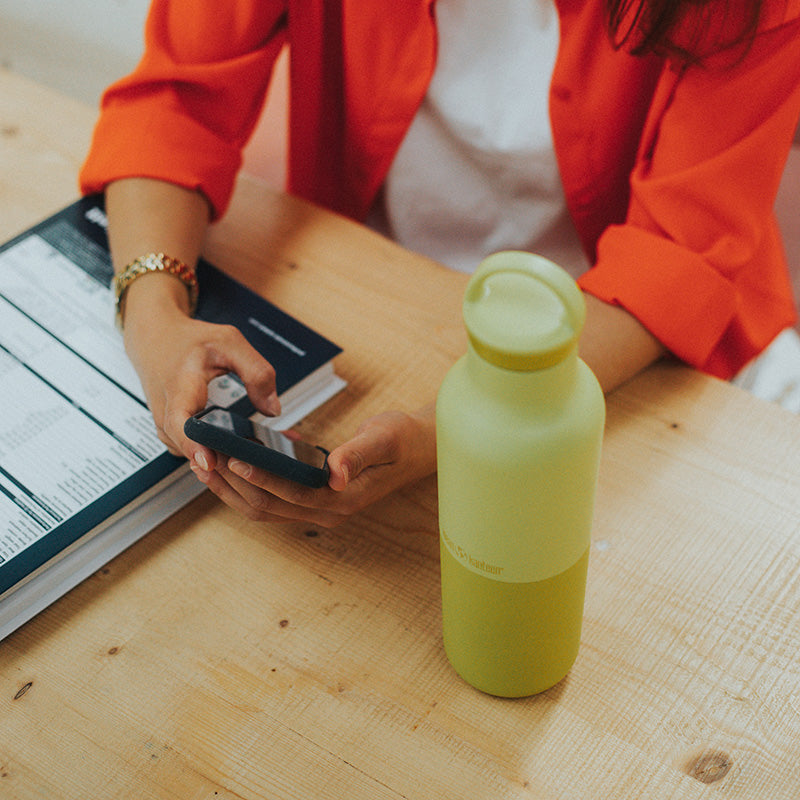 20oz-rise-classic-with-arch-loop-cap-b1 20oz_rise_classic_insulated_bottle_acacia_worker_phone_square.jpg