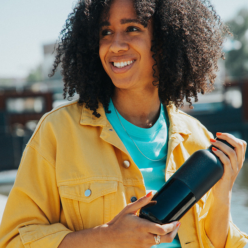 20oz-rise-classic-with-arch-loop-cap-b1 20oz_rise_classic_insulated_bottle_black_woman_smile_square.jpg