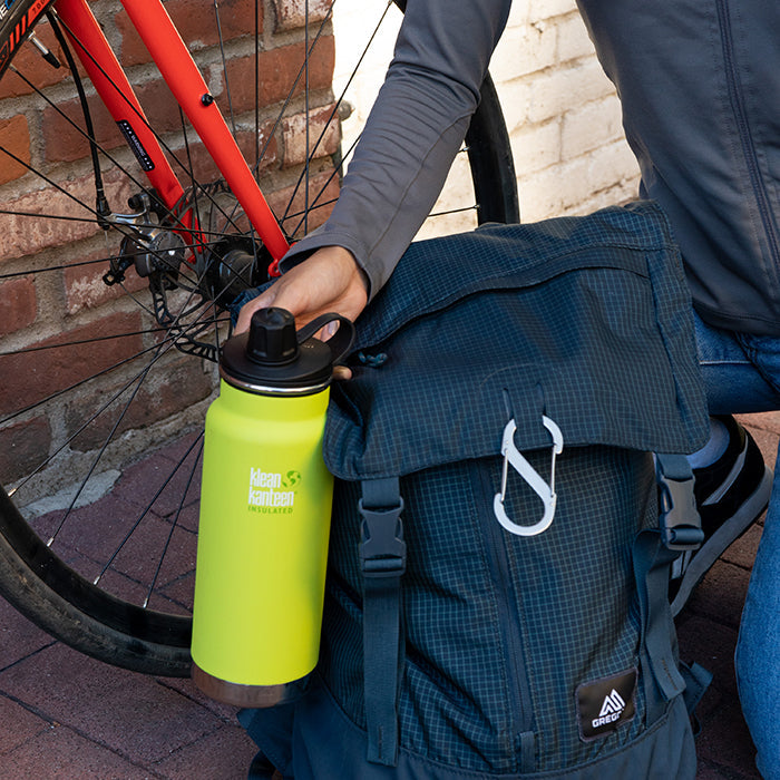 tkwide-chug-cap-p6 K32TKWSSL-JP-Bottle-Biking-Chug-Cap-lifestyle.jpg