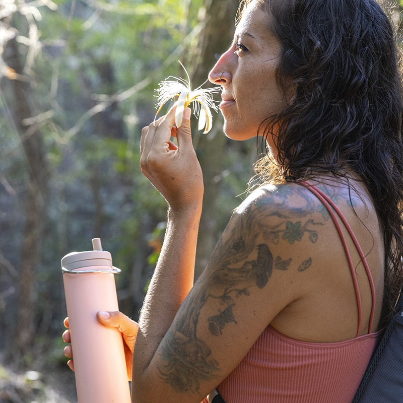 20oz-tkwide-with-twist-cap-j9 tkwide_20oz_insulated_bottle_twist_woman_flower_costarica_square.jpg